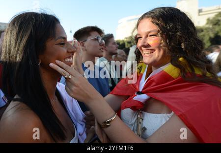 14 luglio 2024, Barcellona, Spagna. I tifosi catalani della squadra di calcio spagnola si riuniscono in Plaza de Catalunya per la finale di Euro 2024 contro l'Inghilterra. Foto Stock