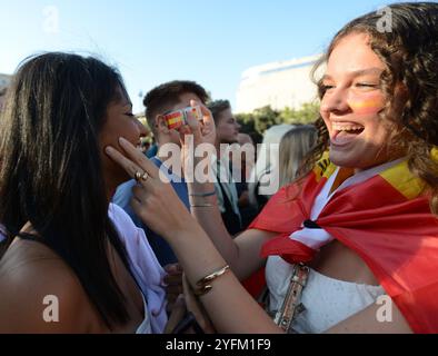 14 luglio 2024, Barcellona, Spagna. I tifosi catalani della squadra di calcio spagnola si riuniscono in Plaza de Catalunya per la finale di Euro 2024 contro l'Inghilterra. Foto Stock