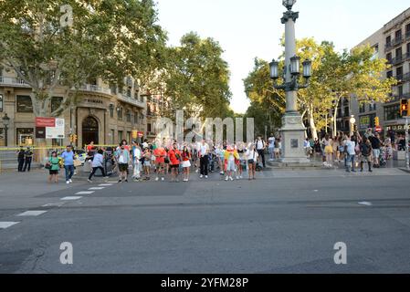 14 luglio 2024, Barcellona, Spagna. I tifosi catalani della squadra di calcio spagnola si riuniscono in Plaza de Catalunya per la finale di Euro 2024 contro l'Inghilterra. Foto Stock