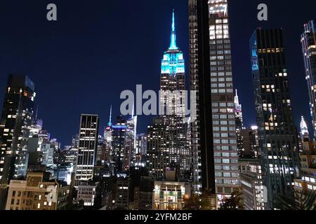 New York City, USA, 01.11.2024: New York City bei Nacht, Blick unter anderem auf das Empire State Building *** New York City, USA, 01 11 2024 New York City di notte, veduta dell'Empire State Building, tra gli altri Copyright: XdtsxNachrichtenagenturx dts 50350 Foto Stock