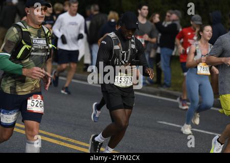 Gruppo di corridori alla Marine Corp Marathon ottobre 27 2024 Foto Stock