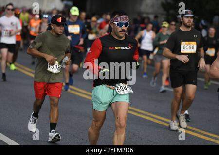 Gruppo di corridori alla Marine Corp Marathon ottobre 27 2024 Foto Stock