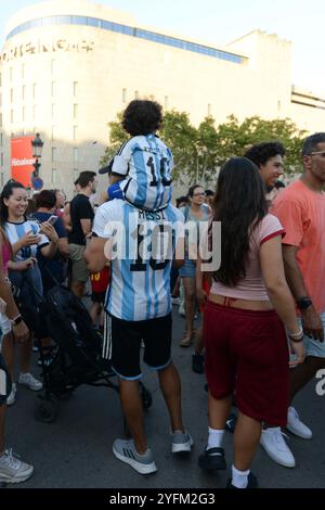 Una famiglia argentina che indossa una maglia della squadra di calcio argentina in piazza Catalunya a Barcellona, Spagna. Foto Stock