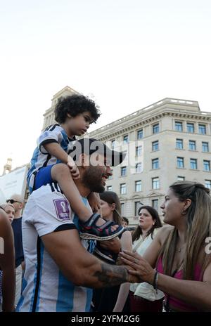 Una famiglia argentina che indossa una maglia della squadra di calcio argentina in piazza Catalunya a Barcellona, Spagna. Foto Stock