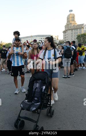 Una famiglia argentina che indossa una maglia della squadra di calcio argentina in piazza Catalunya a Barcellona, Spagna. Foto Stock