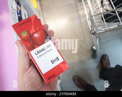 BELGRADO, SERBIA - 21 SETTEMBRE 2024: Le bottiglie di succo di frutta Langlur sono esposte sugli scaffali di un negozio IKEA a Belgrado. IKEA, mobili svedesi Foto Stock