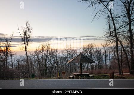 Sfocatura selettiva su Un tavolo da picnic al crepuscolo sul monte Avala vicino a Belgrado, serbia. L'ambiente tranquillo offre un luogo per attività all'aperto e relax Foto Stock