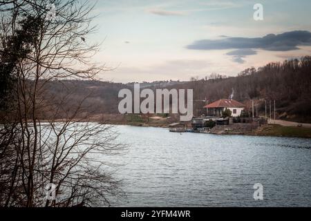 Panorama di un lago naturale europeo, sul lago Duboki Potok jezero, vicino a Barajevo, nella parte rurale meridionale di Belgrado, in Serbia, durante un inverno nuvoloso Foto Stock