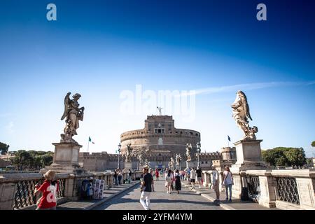 ROMA, ITALIA - 15 GIUGNO 2024: Castel Sant'Angelo a Roma, Italia, è visto dal ponte Sant'Angelo che attraversa il fiume Tevere. Il fortr storico Foto Stock