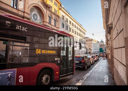 ROMA, ITALIA - 15 GIUGNO 2024: Bus ibrido che opera all'interno del sistema bus di Roma in Italia. Gestito dall'atac, fa parte del sistema di transito di roma. Foto Stock