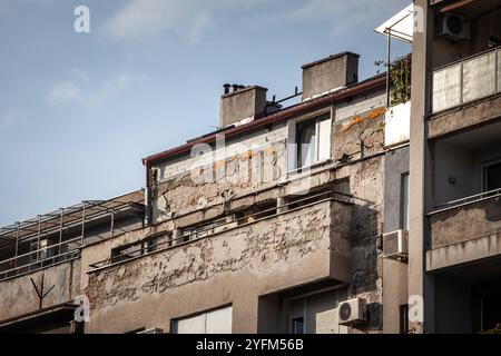 Sfocatura selettiva su un edificio a belgrado, con un'aggiunta illegale di edifici, con la costruzione di diversi piani e piani aggiuntivi sopra il Foto Stock