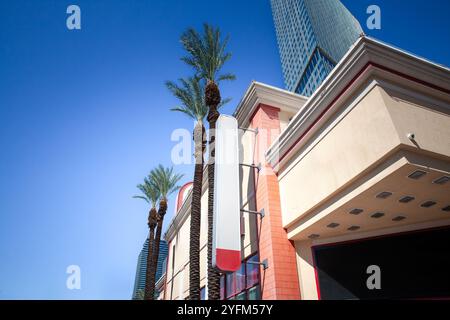 Un'immagine di un minimarket americano con segnaletica vuota, situato in un ambiente urbano. La mancanza di branding sul cartello del punto vendita li evidenzia Foto Stock