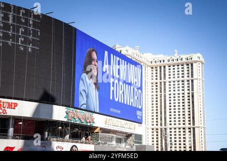 LAS VEGAS - 19 AGOSTO 2024: Un cartellone che promuove Kamala Harris durante la campagna presidenziale statunitense del 2024 sulla Las Vegas Strip. Kamala Harris, Vice Foto Stock