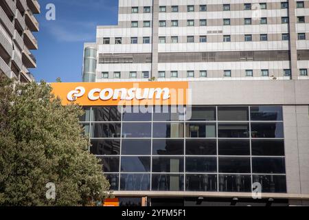 VALENCIA, SPAGNA - 13 OTTOBRE 2024: Il logo del supermercato Consum è esposto sul punto vendita di una delle sue sedi a Valencia. Consum è un promo Foto Stock