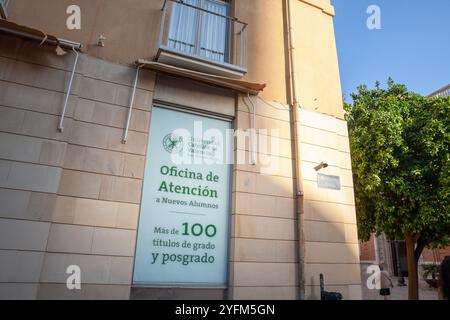 VALENCIA, SPAGNA - 13 OTTOBRE 2024: Un cartello per l'Università Cattolica di Valencia (Universidad Católica de Valencia) è esposto sul sito dell'università Foto Stock