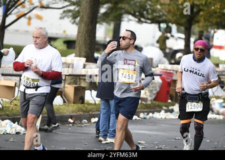 Corridori alla stazione di irrigazione durante la Maratona Marine Corp, ottobre 27 ,2024 Foto Stock