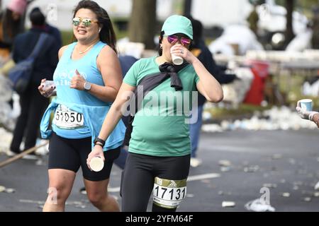 Gruppo di corridori che raggiungono la stazione di irrigazione alla Marine Corp Marathon ottobre 27 2024 Foto Stock