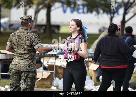 US Marine che distribuisce acqua alla stazione di irrigazione dei corridori durante la maratona Marine Corp di ottobre 27 ,2024 Foto Stock