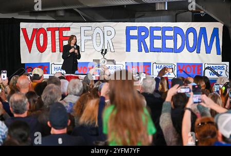 Moosic, Stati Uniti. 4 novembre 2024. La candidata presidenziale democratica, il Vicepresidente Kamala Harris, parla durante una campagna elettorale al Montage Mountain Resort di Scranton. Gran parte di lunedì il vicepresidente democratico Kamala Harris ha viaggiato in tutta la Pennsylvania ha parlato ad un evento di campagna per volontari a invito al Montage Mountain Resort di Scranton, Pa. Credito: SOPA Images Limited/Alamy Live News Foto Stock