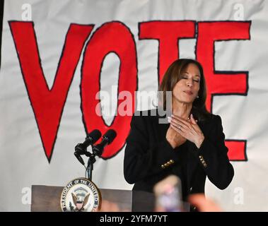 Moosic, Stati Uniti. 4 novembre 2024. La candidata presidenziale democratica, il Vicepresidente Kamala Harris, parla durante una campagna elettorale al Montage Mountain Resort di Scranton. Gran parte di lunedì il vicepresidente democratico Kamala Harris ha viaggiato in tutta la Pennsylvania ha parlato ad un evento di campagna per volontari a invito al Montage Mountain Resort di Scranton, Pa. Credito: SOPA Images Limited/Alamy Live News Foto Stock