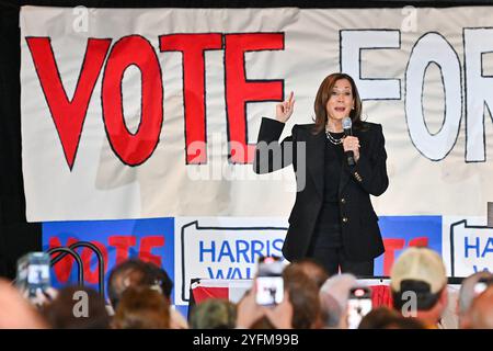 Moosic, Stati Uniti. 4 novembre 2024. La candidata presidenziale democratica, il Vicepresidente Kamala Harris, parla durante una campagna elettorale al Montage Mountain Resort di Scranton. Gran parte di lunedì il Vicepresidente democratico Kamala Harris ha viaggiato in tutta la Pennsylvania ha parlato ad un evento per la campagna di base su invito per volontari al Montage Mountain Resort di Scranton, Pa. (Foto di Aimee Dilger/SOPA Images/Sipa USA) crediti: SIPA USA/Alamy Live News Foto Stock