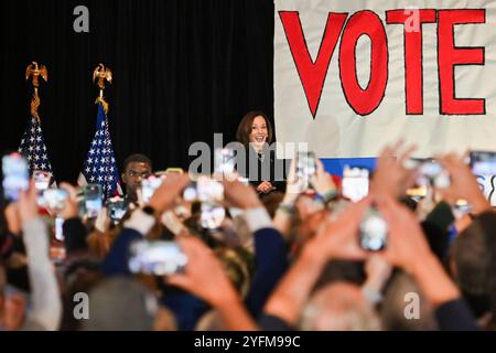 Moosic, Stati Uniti. 4 novembre 2024. La candidata presidenziale democratica, il Vicepresidente Kamala Harris, parla durante una campagna elettorale al Montage Mountain Resort di Scranton. Gran parte di lunedì il Vicepresidente democratico Kamala Harris ha viaggiato in tutta la Pennsylvania ha parlato ad un evento per la campagna di base su invito per volontari al Montage Mountain Resort di Scranton, Pa. (Foto di Aimee Dilger/SOPA Images/Sipa USA) crediti: SIPA USA/Alamy Live News Foto Stock