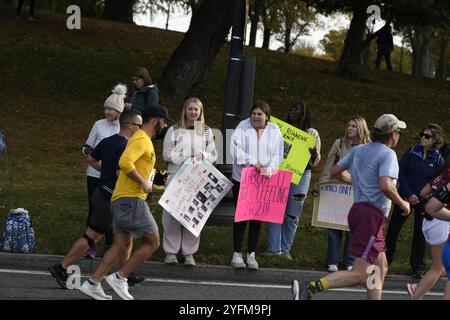Corridori che passano il tifoso durante la Maratona Marine Corp, ottobre 27 2024 Foto Stock