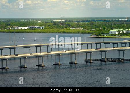 Barron Collier Bridge e Gilchrist Bridge in Florida con traffico in movimento. Infrastruttura di trasporto nella contea di Charlotte che collega Punta Gorda An Foto Stock