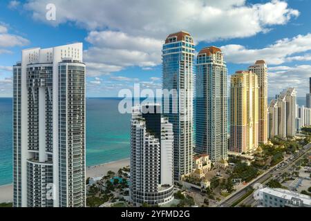 Alti e costosi hotel e condomini sulla costa dell'oceano Atlantico nella città di Sunny Isles Beach. Infrastrutture turistiche americane nel sud della Florida. Foto Stock