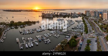 Sarasota, Florida al tramonto. Destinazione di viaggio negli Stati Uniti. Yacht attraccati nel porticciolo di Sarasota Bay. Architettura del centro cittadino sul lungomare americano. Foto Stock