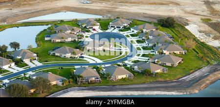 Vista aerea delle case private nell'area residenziale della Florida. Nuove case familiari come esempio di sviluppo immobiliare nei sobborghi americani. Foto Stock