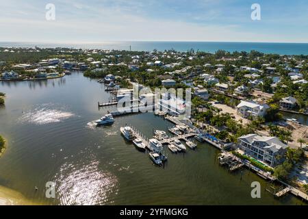 Costose case sul lungomare tra verdi palme a Boca grande, piccola cittadina sull'isola di Gasparilla nel sud-ovest della Florida. Sviluppo di alloggi premium Foto Stock