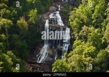 Incredibile paesaggio estivo con le acque della foresta fluviale che cadono in una grande cascata con acqua limpida tra massi rocciosi nella foresta nazionale di Nantahala. Foto Stock