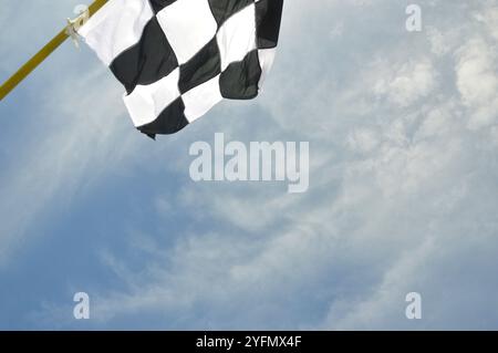 Inizio di bandiera contro il cielo Foto Stock