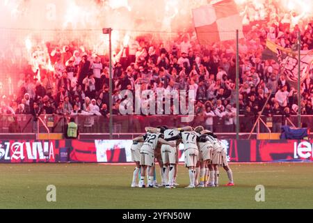 Varsavia, Polonia. 3 novembre 2024. I giocatori di Widzew Lodz sono visti in un cerchio con fumo acceso sullo sfondo durante la partita contro il Legia Warszawa Widzew Lodz. Punteggio finale 2:1 (foto di Marek Antoni Iwanczuk/SOPA Images/Sipa USA) credito: SIPA USA/Alamy Live News Foto Stock