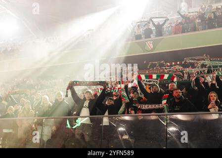 Varsavia, Polonia. 3 novembre 2024. I tifosi del Legia Warsaw cantano il loro inno mentre si alzano e tengono in piedi le sciarpe in aria durante la partita PKO BP Ekstraklasa tra le squadre del Legia Warszawa e Widzew 'odz al Marshal Jozef Pilsudski Legia Warsaw Municipal Stadium. Punteggio finale 2:1 credito: SOPA Images Limited/Alamy Live News Foto Stock