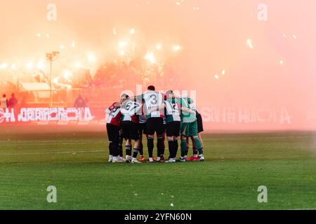 Varsavia, Polonia. 3 novembre 2024. I giocatori del Legia Warszawa sono visti in un cerchio con fumo acceso sullo sfondo durante la partita contro Widzew Lodz. Punteggio finale 2:1 (foto di Marek Antoni Iwanczuk/SOPA Images/Sipa USA) credito: SIPA USA/Alamy Live News Foto Stock