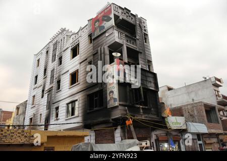 Scena di un edificio dopo che è stato incendiato da una folla durante le rivolte nella zona di Mustafabad di nuova Delhi, India, il 4 marzo 2020. Più di 47 persone sono state uccise e 100 sono state ferite in rivolte scoppiate a causa della controversa legge sulla cittadinanza a nord-est di Delhi il 24 febbraio. Foto Stock