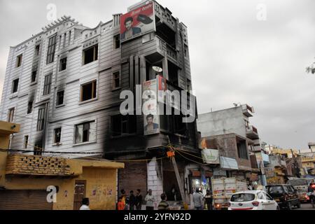 Scena di un edificio dopo che è stato incendiato da una folla durante le rivolte nella zona di Mustafabad di nuova Delhi, India, il 4 marzo 2020. Più di 47 persone sono state uccise e 100 sono state ferite in rivolte scoppiate a causa della controversa legge sulla cittadinanza a nord-est di Delhi il 24 febbraio. Foto Stock