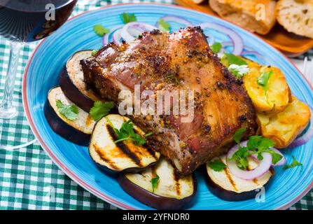 carne di maiale arrosto con verdure Foto Stock