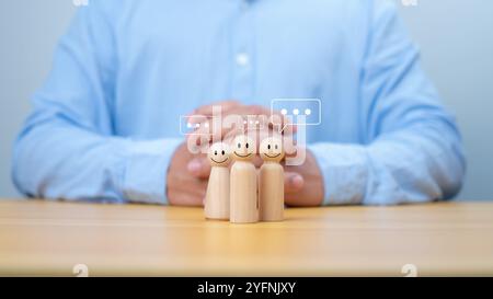 Bambola in legno con simboli di comunicazione e tecnologia, social media e tecnologia, conversazione scambio di idee in un'organizzazione o Foto Stock