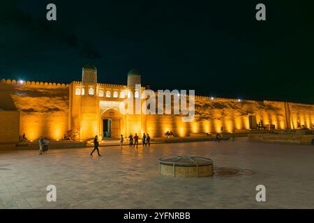 Khiva, Uzbekistan; 21 settembre 2024: Questa splendida vista notturna cattura la magia dell'antica città lungo la storica via della Seta Foto Stock