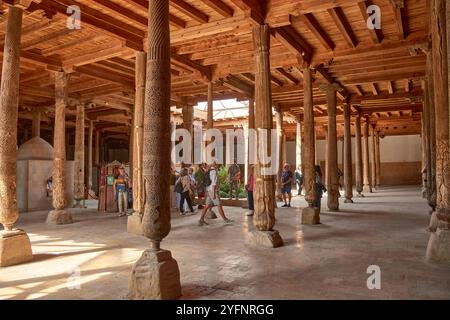 Khiva, Uzbekistan; 21 settembre 2024: L'interno sereno e storico della Moschea di Juma, situato nella città vecchia di Khiva, Uzbekistan. Foto Stock