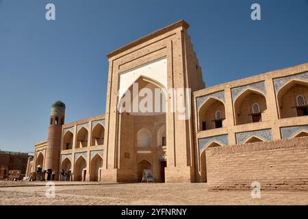 Khiva, Uzbekistan; 21 settembre 2024: La Madrasa Kutlug Murad Inaq, situata nella storica città di Khiva, Uzbekistan Foto Stock