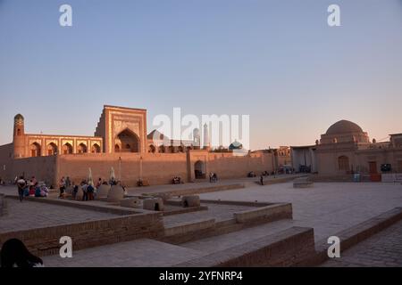 Khiva, Uzbekistan; 21 settembre 2024: La storica piazza centrale di Khiva, Uzbekistan, un punto focale dell'antica architettura e della cultura della città Foto Stock