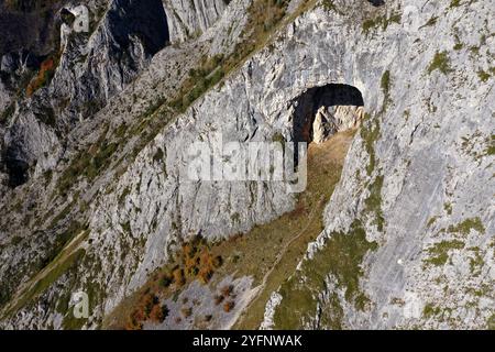 Vista aerea della grotta sul lato della montagna con un drone Foto Stock
