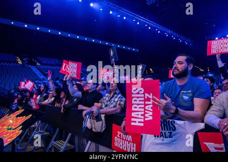 Las Vegas, Nevada, Stati Uniti. 5 novembre 2024. LAS VEGAS, NV - atmosfera al rally Harris Walz Vote for Freedom all'MGM GRAND GARDEN ARENA di Las Vegas, NV, il 4 novembre 2024. Crediti: DeeCee Carter/MediaPunch crediti: MediaPunch Inc/Alamy Live News Foto Stock