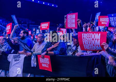 Las Vegas, Nevada, Stati Uniti. 5 novembre 2024. LAS VEGAS, NV - atmosfera al rally Harris Walz Vote for Freedom all'MGM GRAND GARDEN ARENA di Las Vegas, NV, il 4 novembre 2024. Crediti: DeeCee Carter/MediaPunch crediti: MediaPunch Inc/Alamy Live News Foto Stock