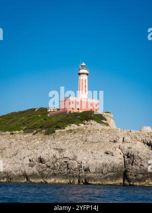 Faro di Punta Carena a Capri, in Italia. Famoso punto di riferimento e destinazione turistica dell'Europa meridionale. Foto Stock