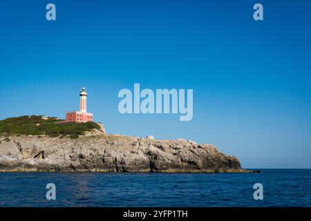 Faro di Faro di Punta Carena sull'isola di Capri in Italia. Famoso punto di riferimento e destinazione turistica dell'Europa meridionale. Foto Stock